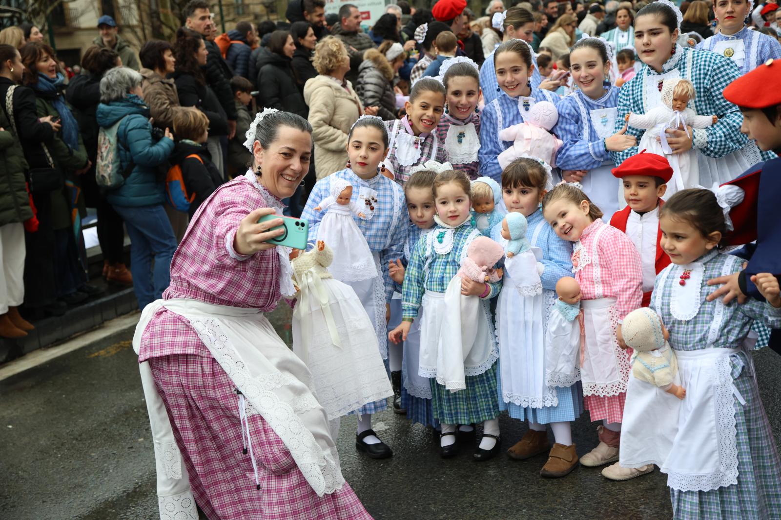 Inudeak eta Artzainak recorren la Parte Vieja