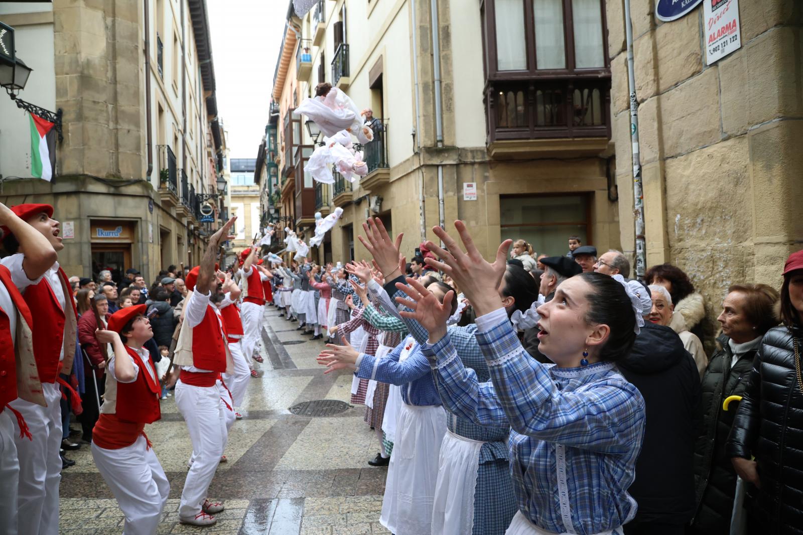 Inudeak eta Artzainak recorren la Parte Vieja