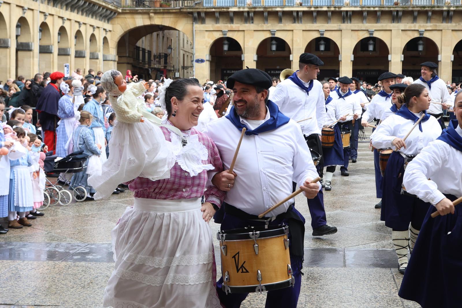 Inudeak eta Artzainak recorren la Parte Vieja