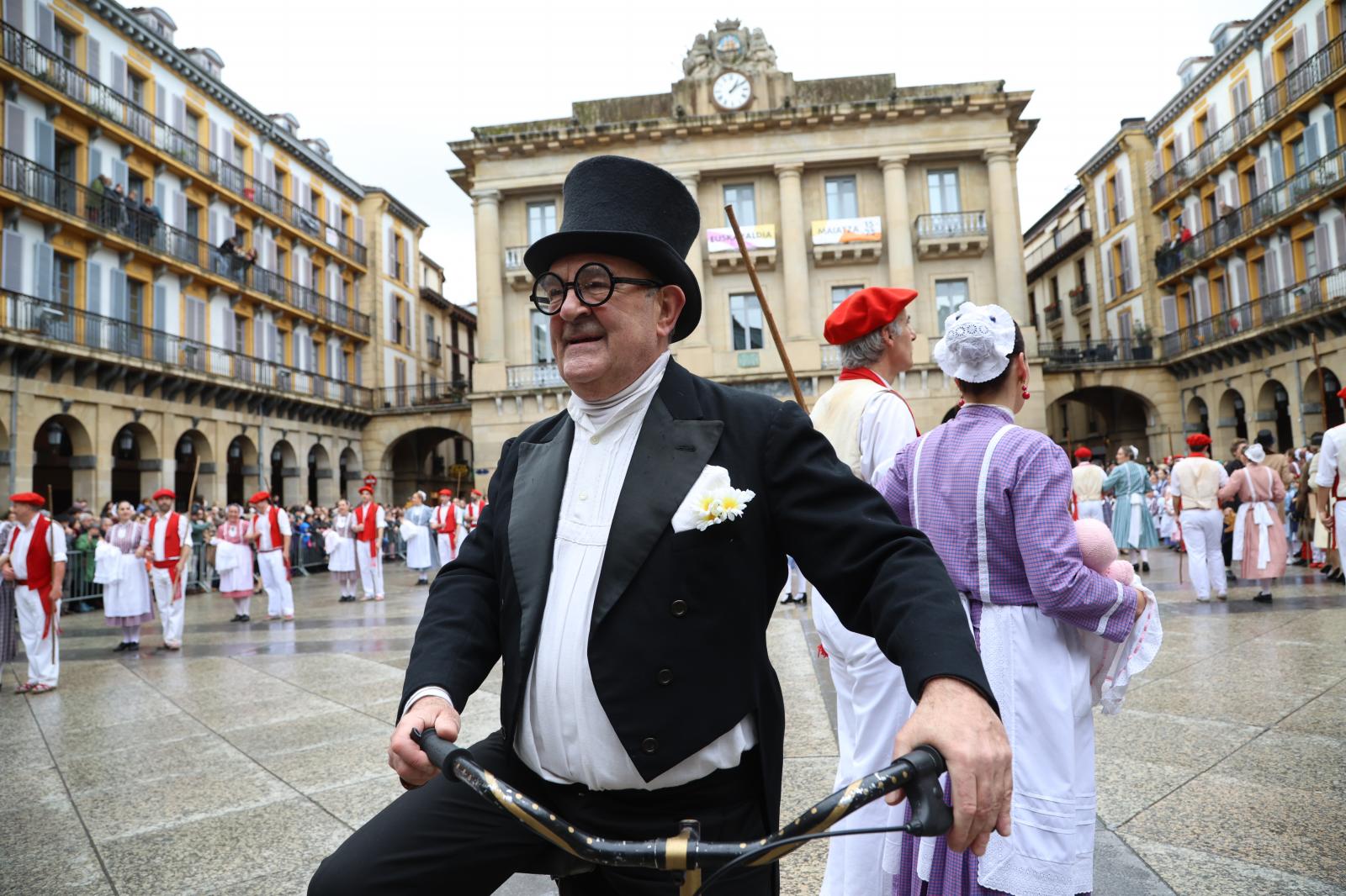 Inudeak eta Artzainak recorren la Parte Vieja