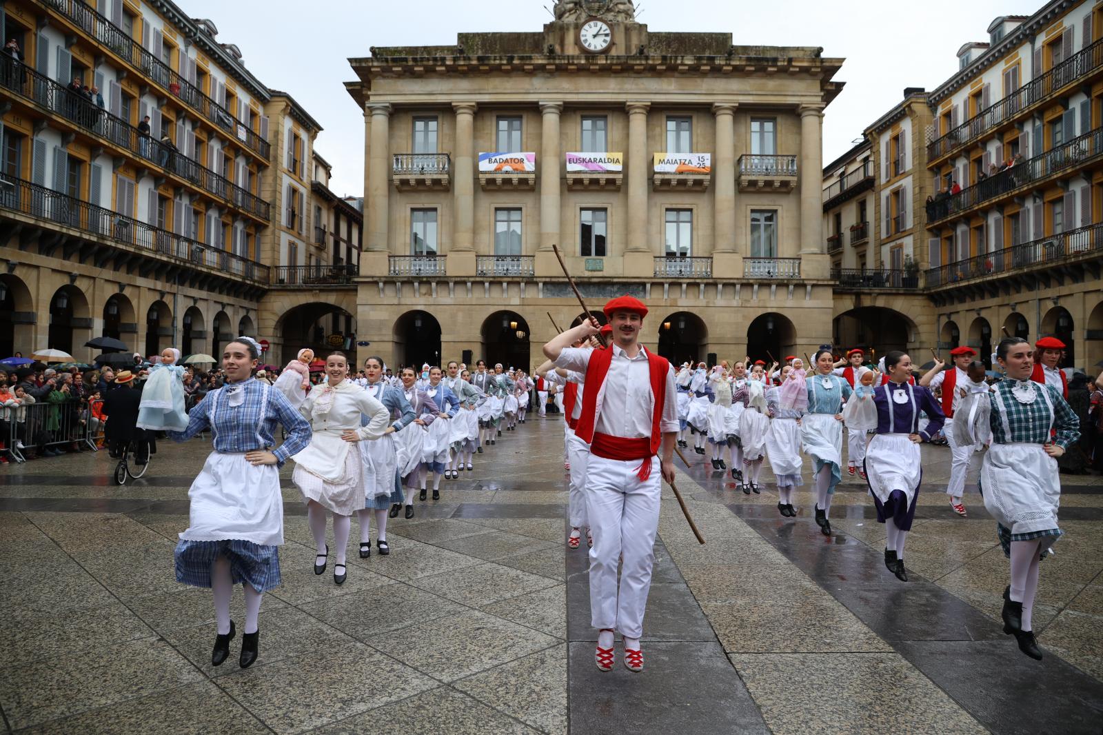 Inudeak eta Artzainak recorren la Parte Vieja