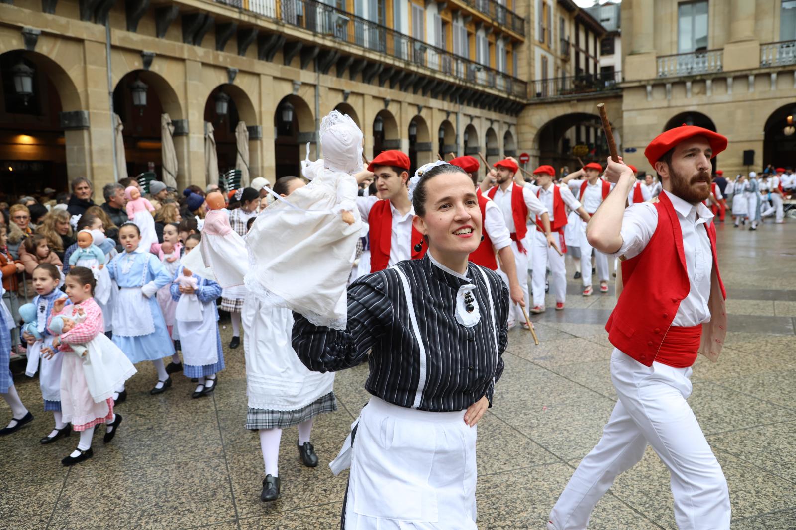 Inudeak eta Artzainak recorren la Parte Vieja