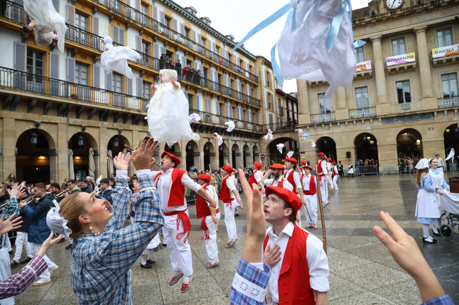 Inudeak eta Artzainak recorren la Parte Vieja
