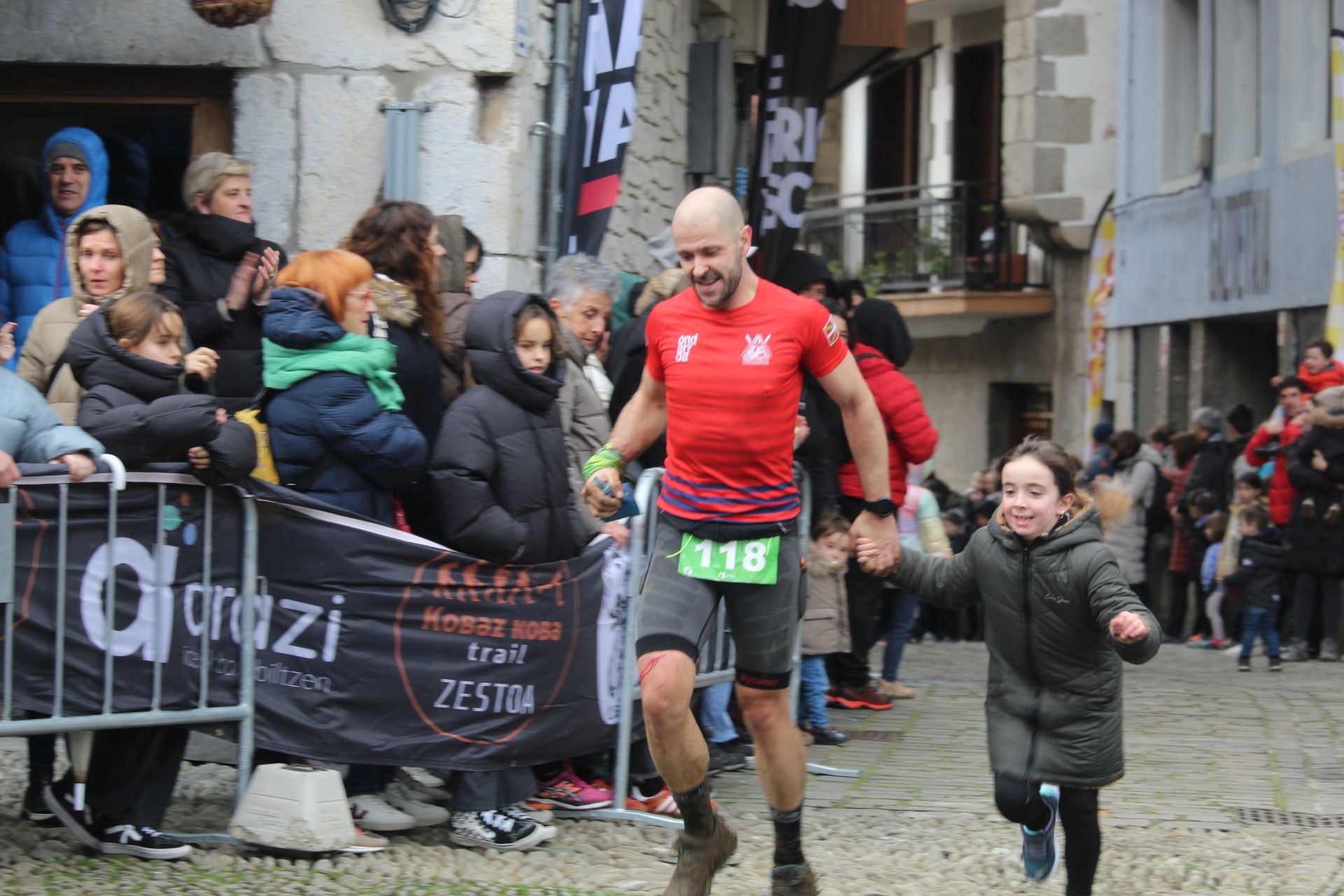 Iraitz Legorburu eta Eneritz Aramendi nagusi Kobaz Koba Trail lasterketan