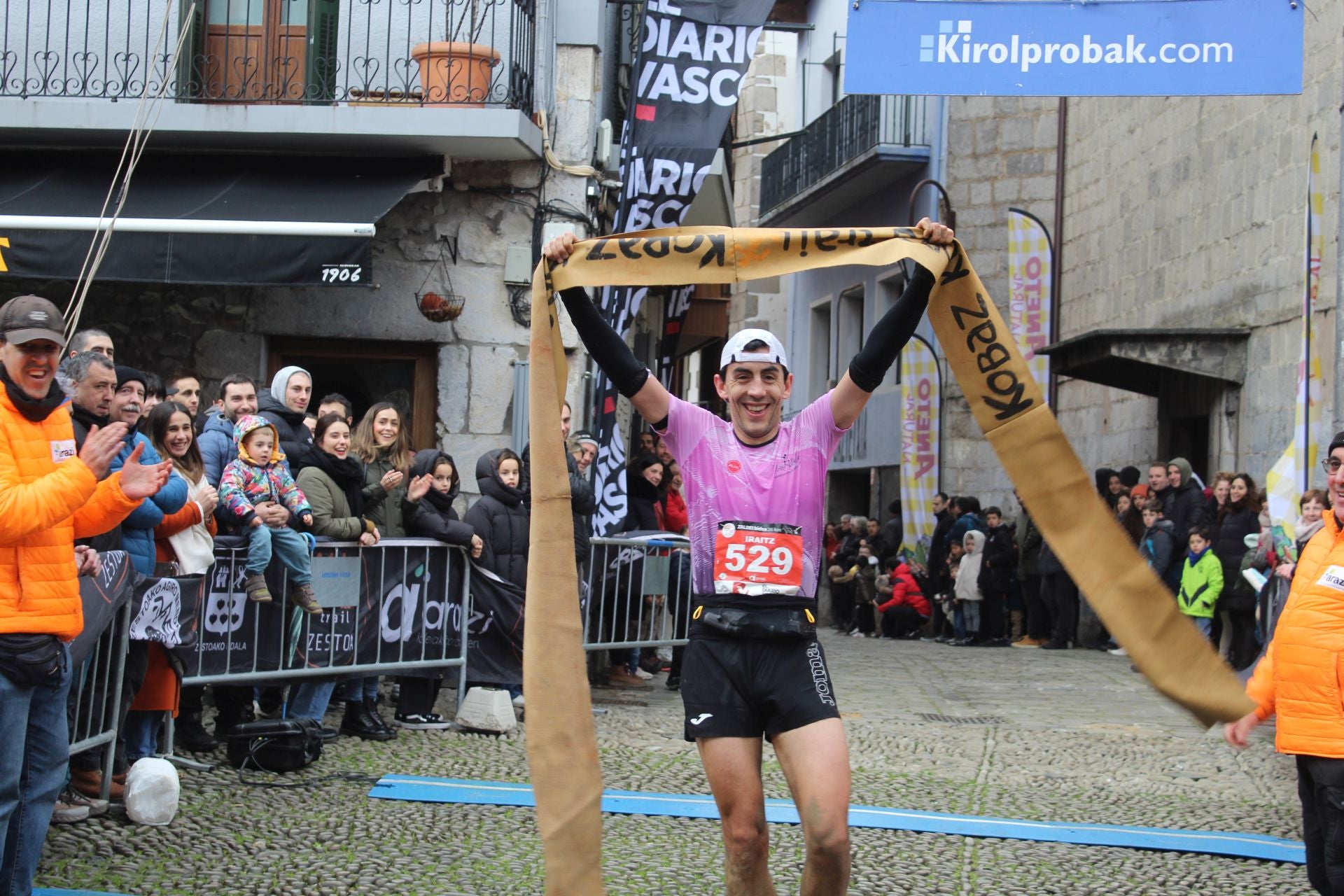 Iraitz Legorburu eta Eneritz Aramendi nagusi Kobaz Koba Trail lasterketan