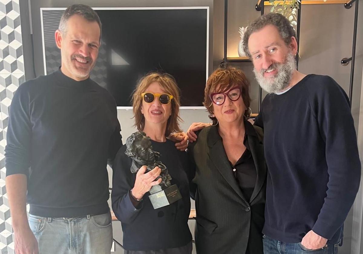 Jose Mari Goenaga, Karmele y Amaia Soler y Jon Garaño, este domingo en Granada.
