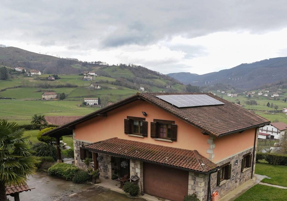 Placas solares en una vivienda en Berastegi.