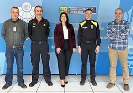 La diputada Azahara Domínguez, en el centro, junto al resto de integrantes de la reunión.