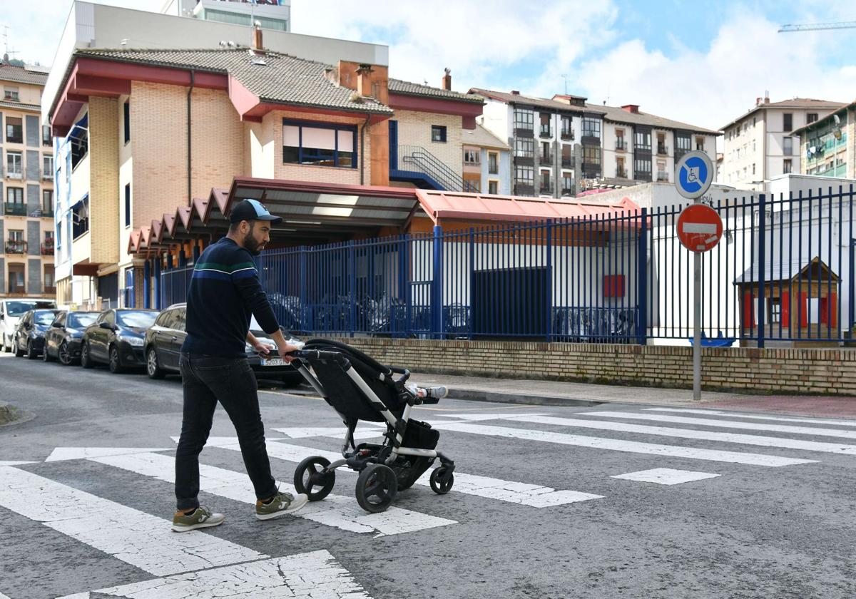 Un padre lleva a su hijo a una Haurreskola en Eibar.