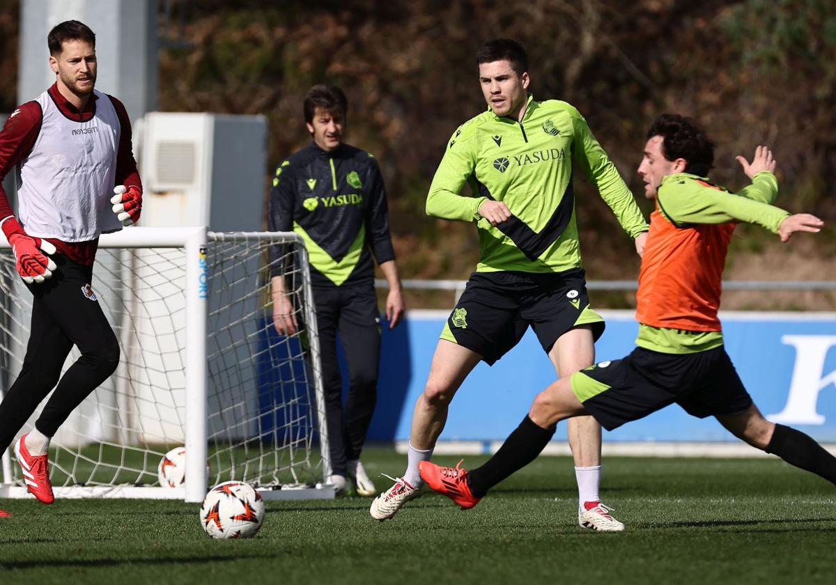 Zubeldia realizar un pase obstaculizado por Odriozola en el entrenamiento del lunes en Zubieta