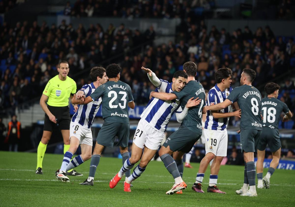 Pelea entre los jugadores de la Real Sociedad y el Espanyol por ganar la posición en una jugada a balón parado