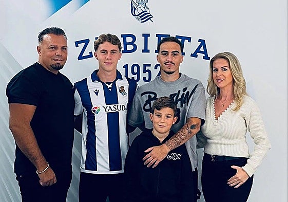 Dion Mehmeti posa con su familia en Zubieta