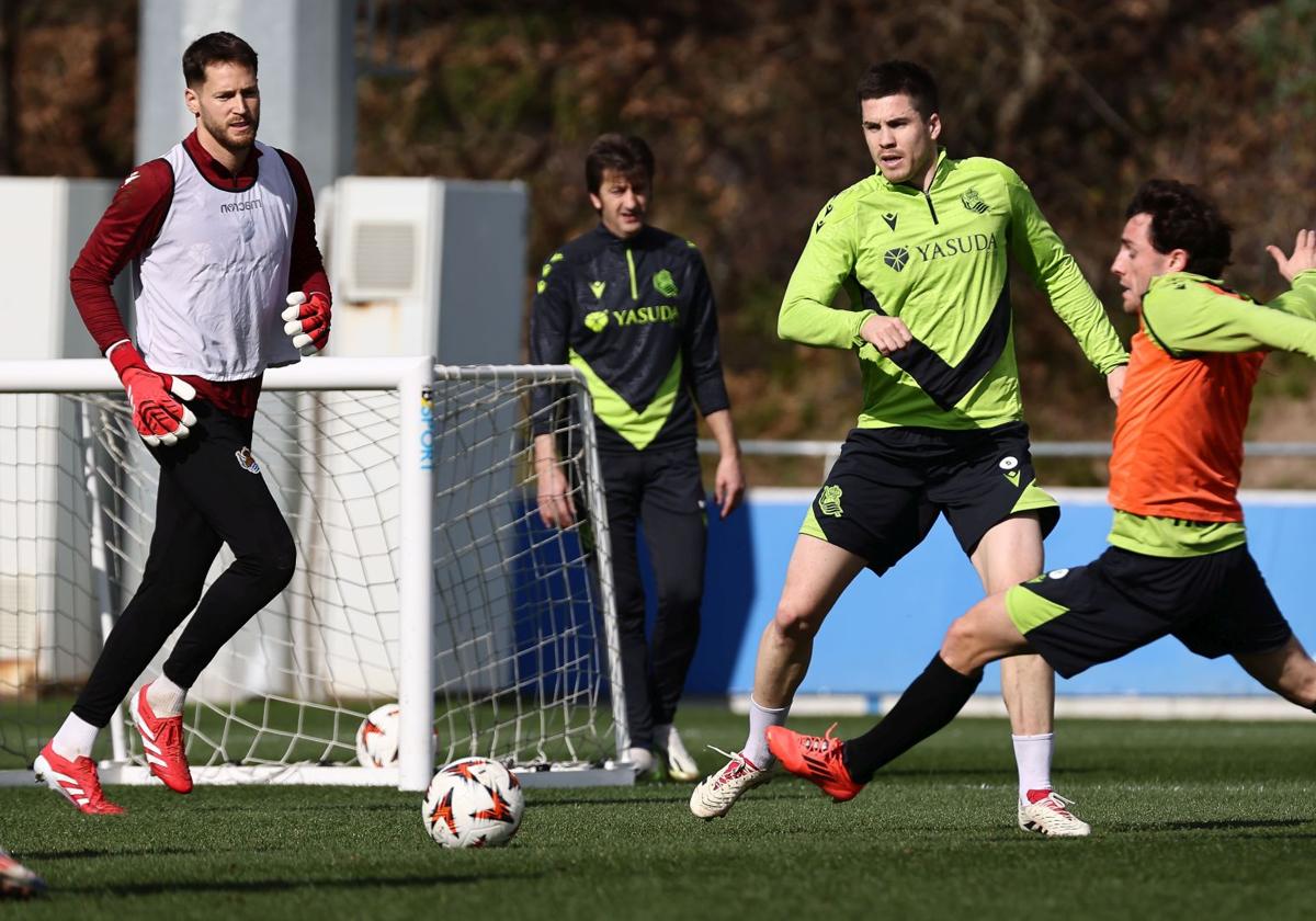 Los jugadores de la Real Remiro, Zubeldia y Odriozola, en el entrenamiento de ayer en Zubieta.