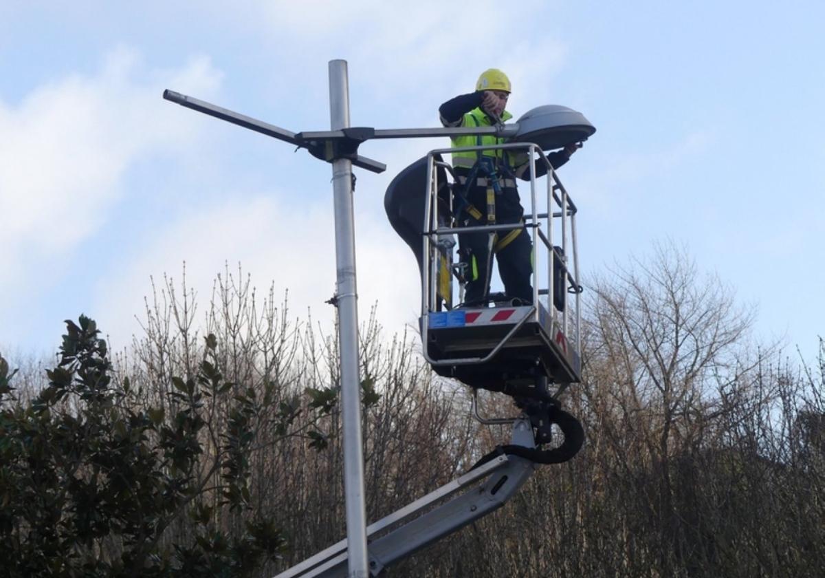 Los operarios de la brigada municipal instalaron las nuevas luces.