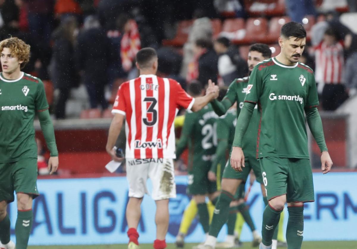 Los jugadores del Eibar y del Sporting de Gijón se saludan tras el final del partido sin goles del sábado en El Molinón.