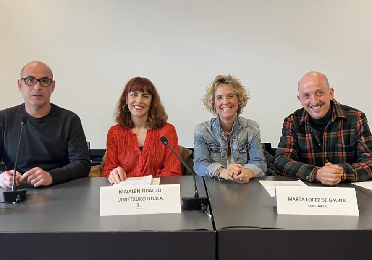 Iker Zinkunegi, Maialen Fidalgo, Marta López de Gauna y Andoni Salamero en la presentación.