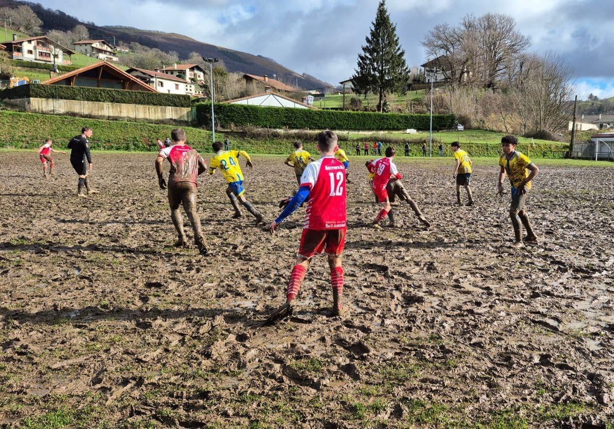 Varios jugadores sobre el terreno de juego del campo de fúbol Arkixkil de Leitza, donde el Aurrera disputa sus partidos como local.