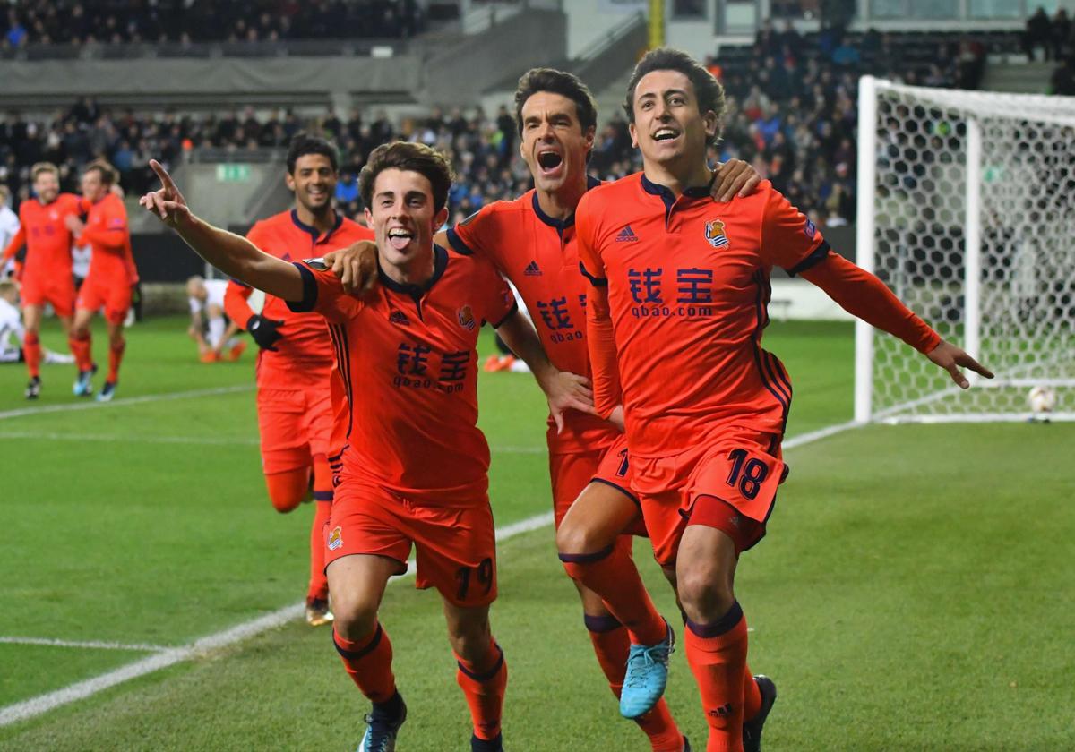 Odriozola, Xabi Prietoy Oyarzabal celebranel gol marcado por éste en el último minuto ante el Rosenborg.