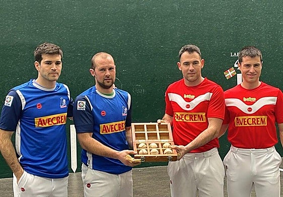 Zabaleta y Elordi y Jaka y Eskiroz posan con las pelotas escogidas en la elección llevada a cabo en Las Llanas.