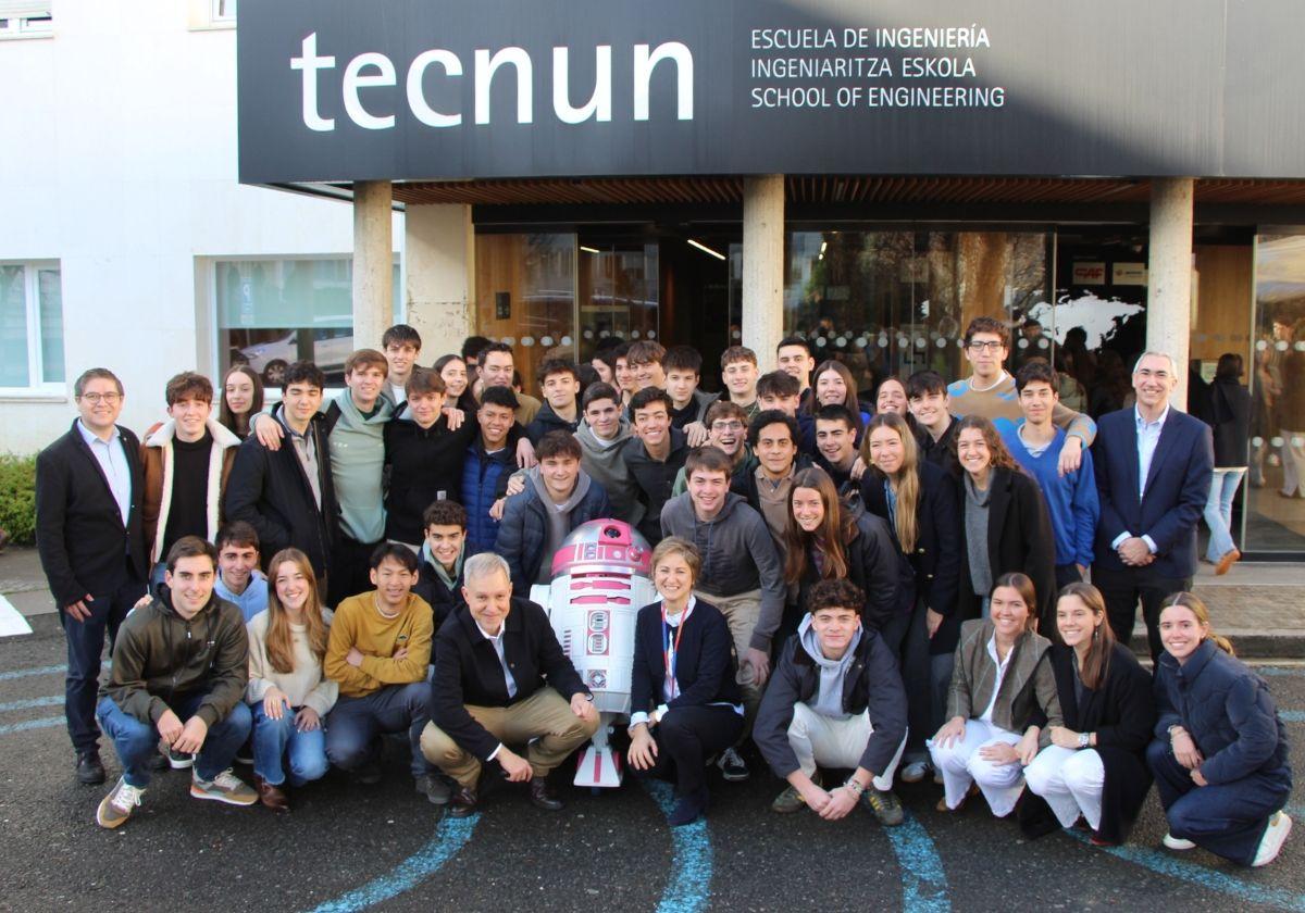 Los estudiantes de Tecnun-Escuela de Ingeniería que participarán en el proyecto con el robot R2KT.