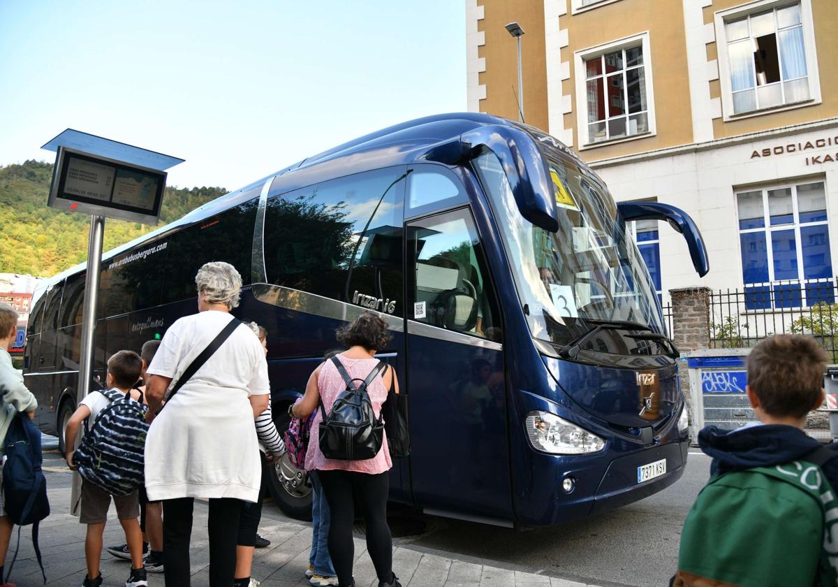 Escolares esperan a un autobús escolar en Eibar.