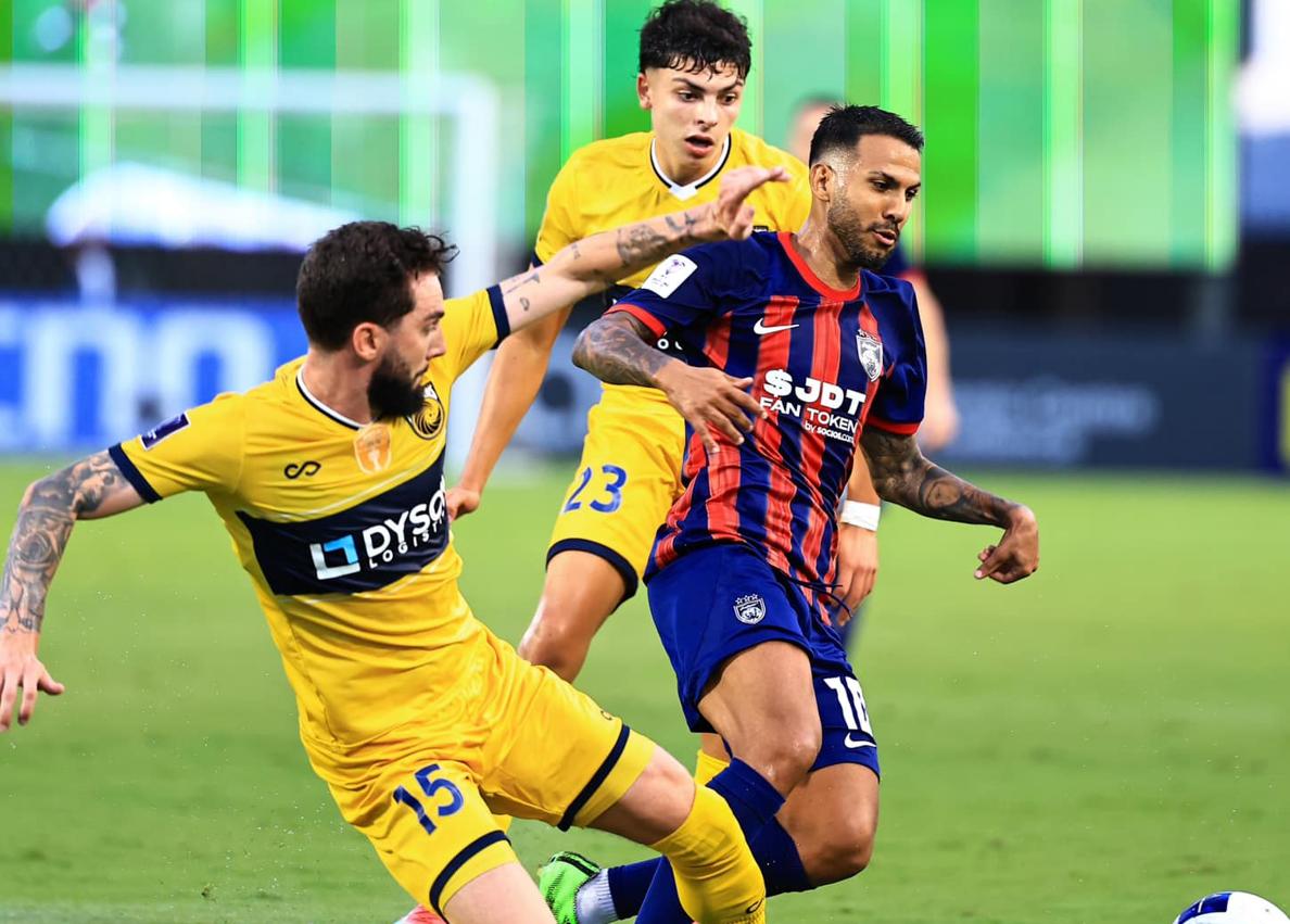 Imagen secundaria 1 - Zubiaurre, Viera y Álvaro González, en el partido con el Johor de este martes.