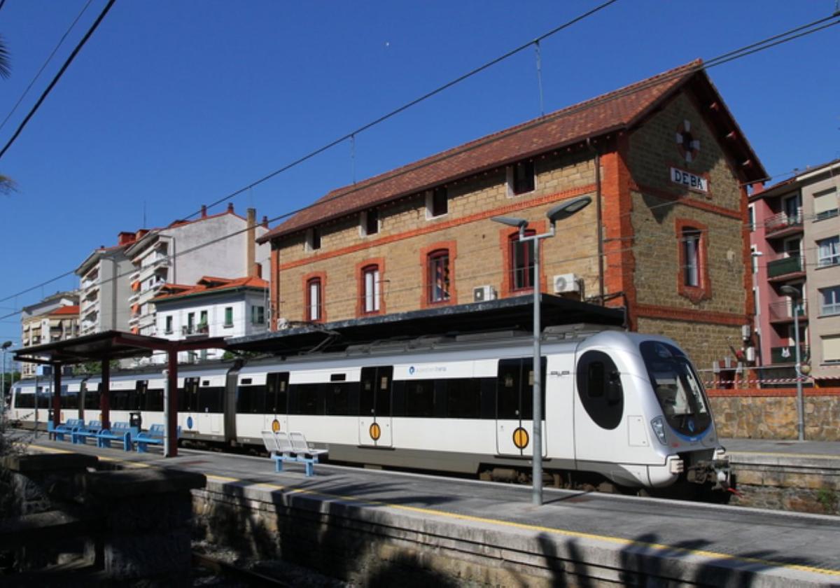 El alumnado aboga por usar el transporte público, como el tren.