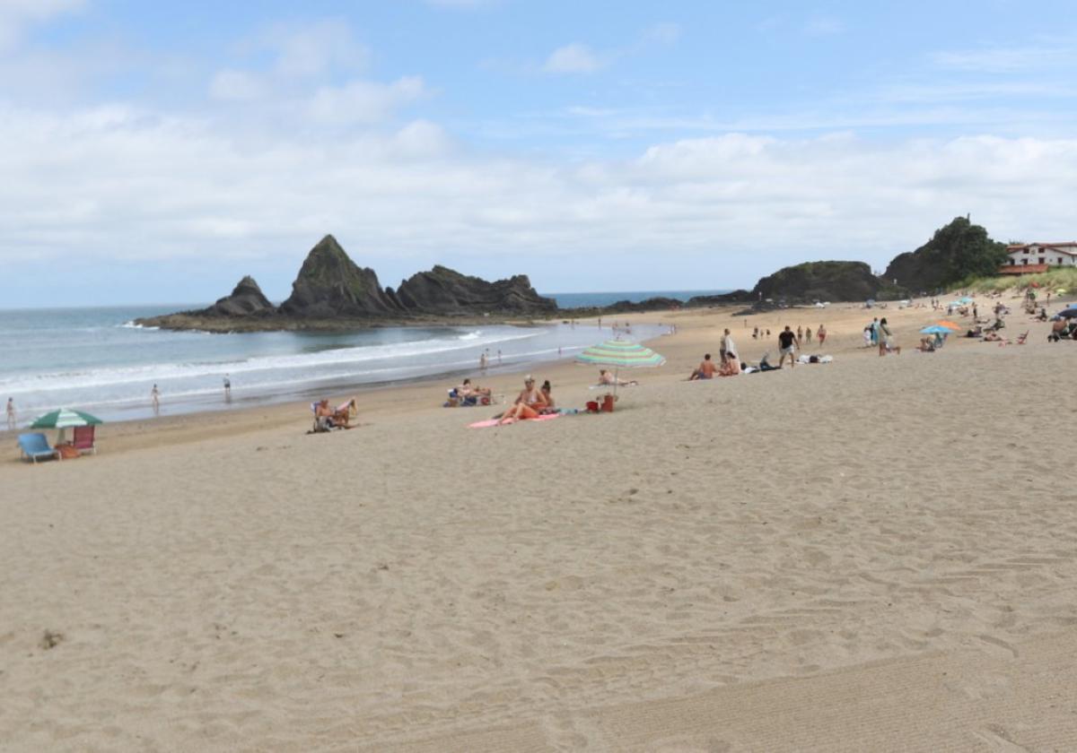 Varias personas disfrutan en la playa mutrikuarra de Saturraran, un día del pasado verano.