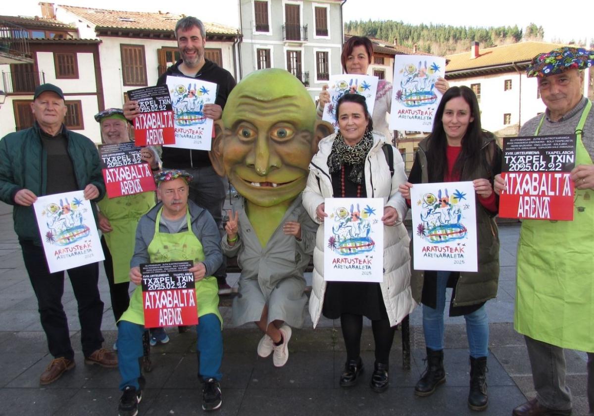 Presentación oficial del programa de carnavales con Txapel Txin, los paelleros y otros agentes que colaboran con las fiestas.