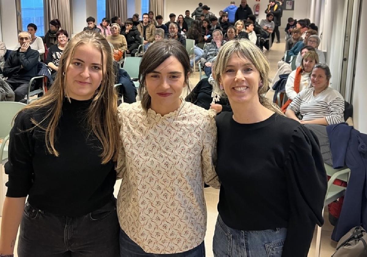 Las tres jóvenes ponentes, Irati Zuriarrain, Maialen Akizu y Miren Arrieta, minutos antes de iniciar la tertulia.