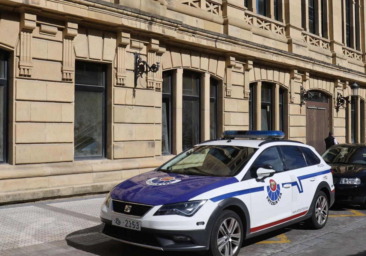 Un vehículo de la Ertzaintza, estacionado junto a la Audiencia Provincial de Gipuzkoa.