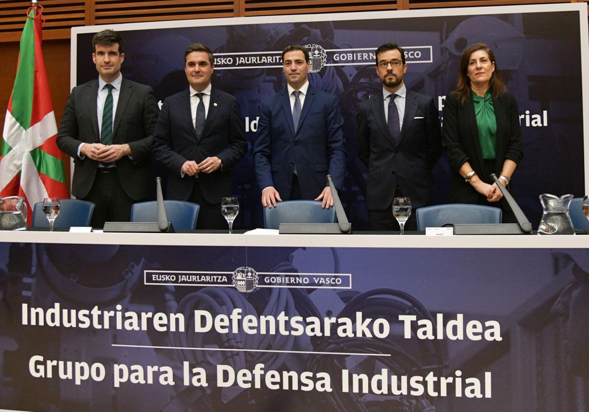 El lehendakari, Imanol Pradales, preside la mesa de la primera reunión del Grupo para la Defensa Industrial celebrada en el Kursaal.