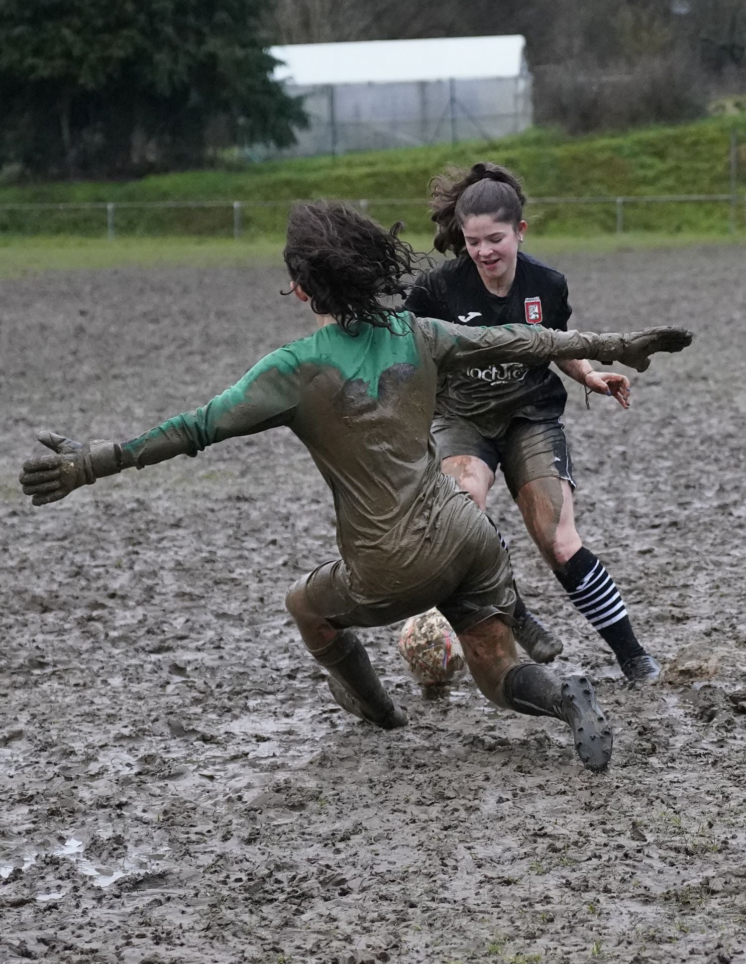 Sonrisas y fútbol entre el barro