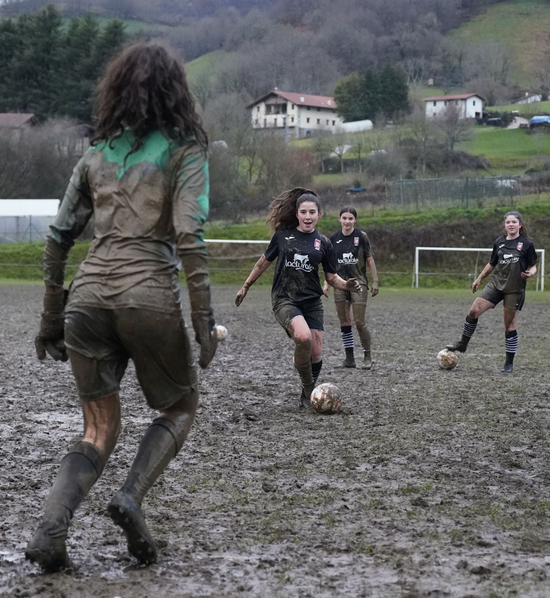 Sonrisas y fútbol entre el barro