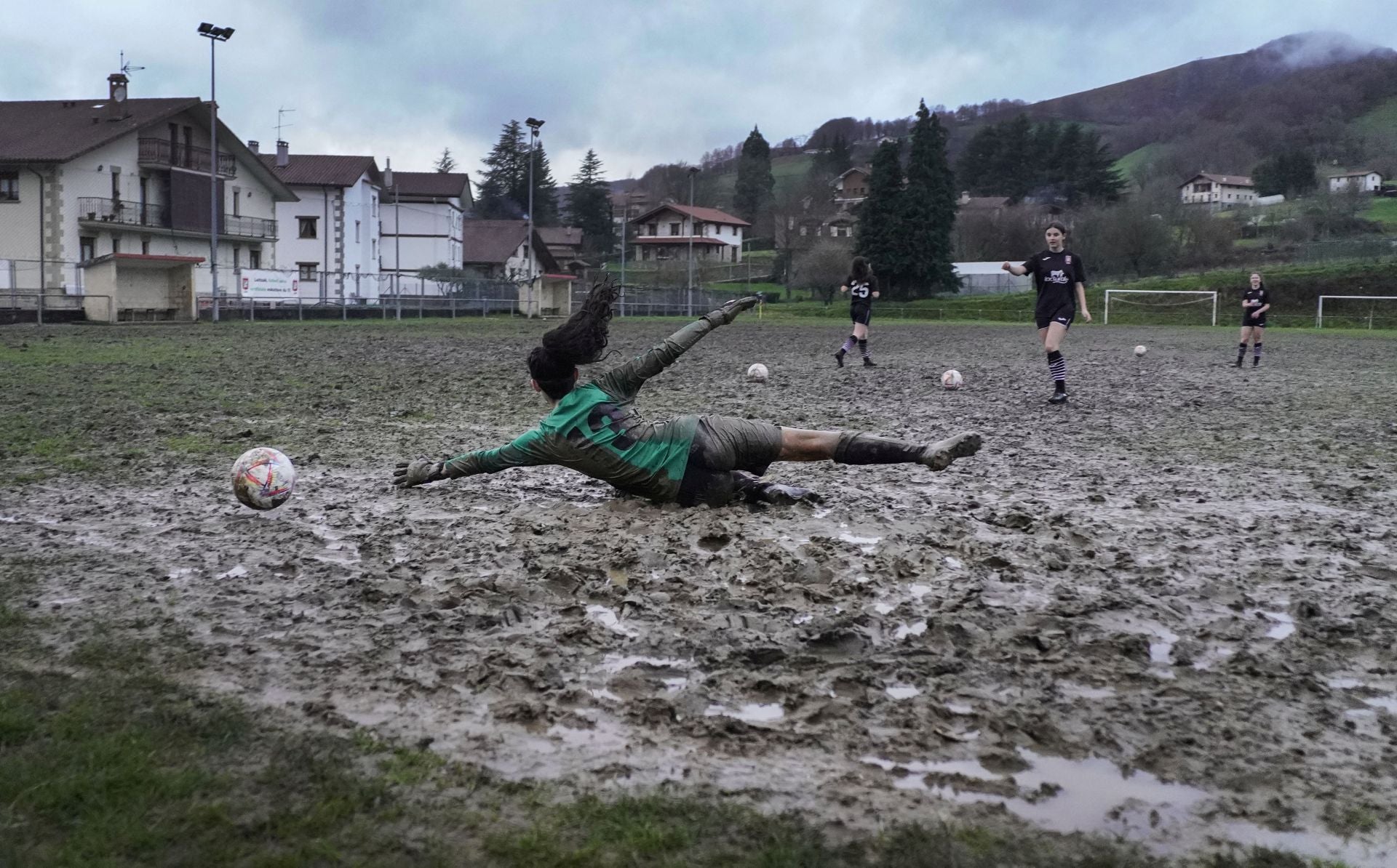 Sonrisas y fútbol entre el barro