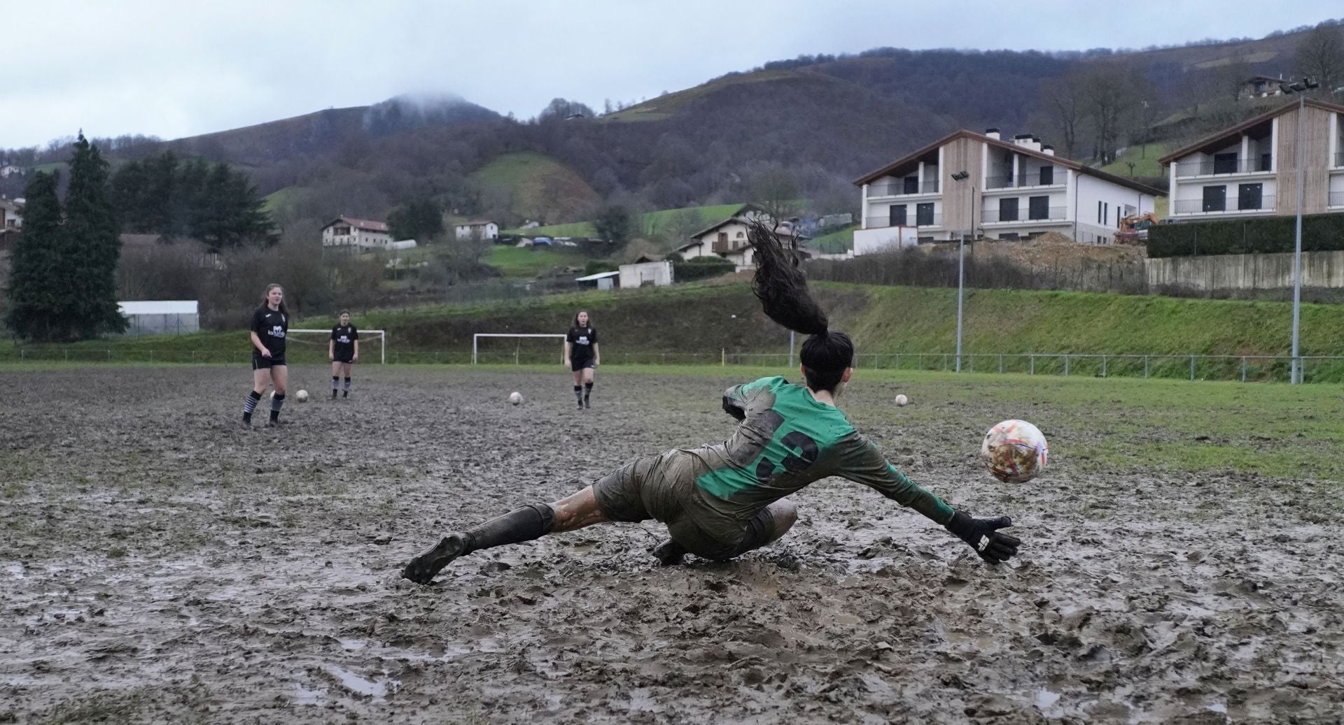 Sonrisas y fútbol entre el barro