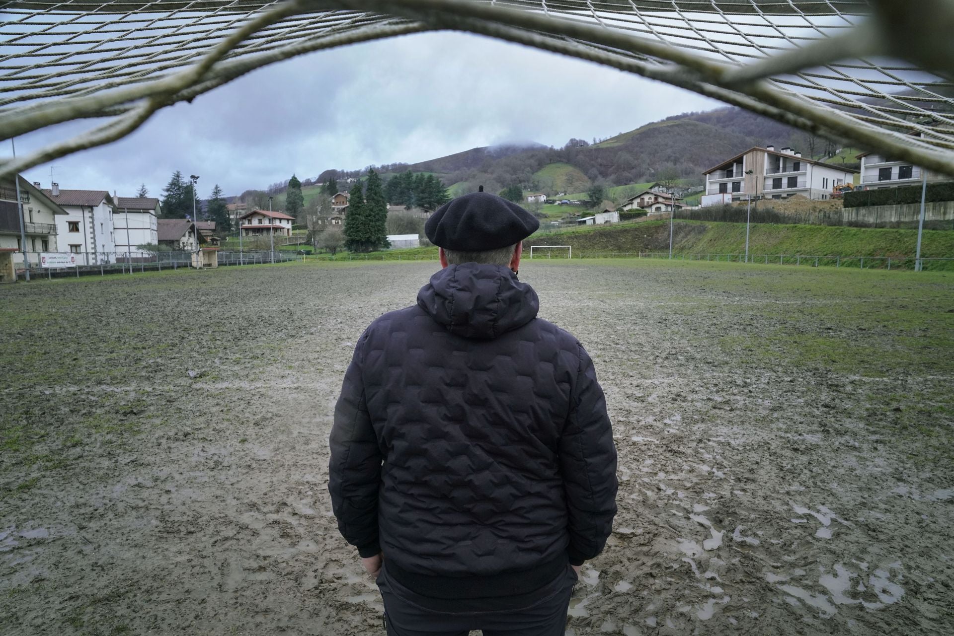 Sonrisas y fútbol entre el barro