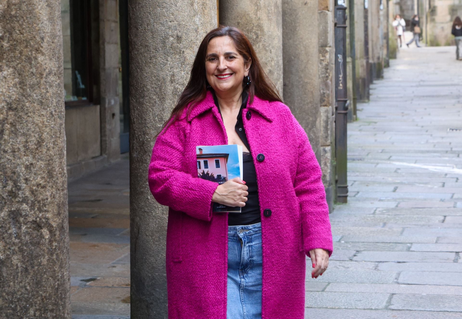 Arantza Portabales, en las calles de Santiago de Compostela, con la versión gallega del libro.