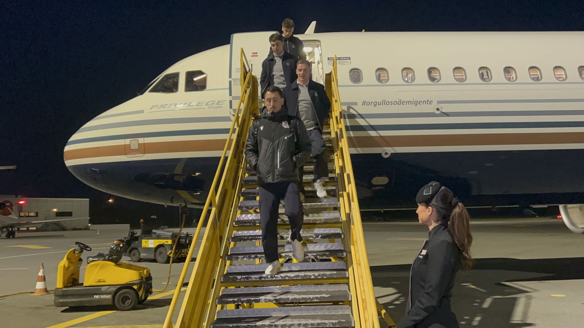 Oyarzabal, Sergio, Zubimendi y Baldan bajan del avión abrigados en el aeropuerto de Karup.