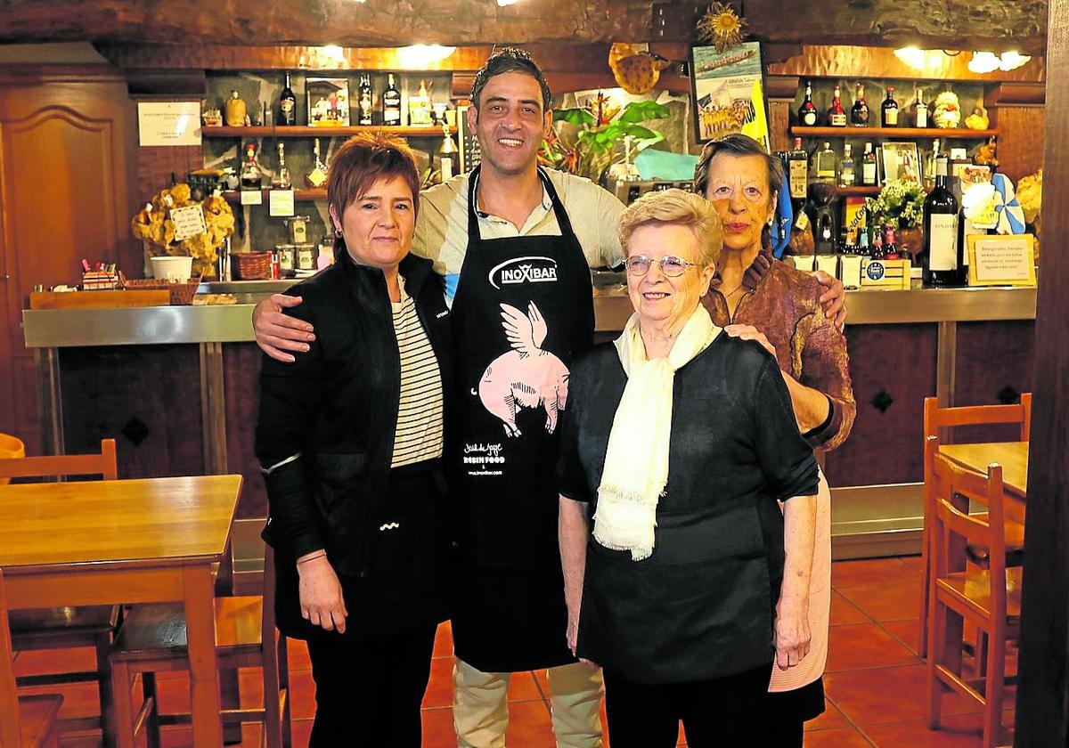 La familia de la Taberna Izaskun aguarda a su clientela en el restaurante.