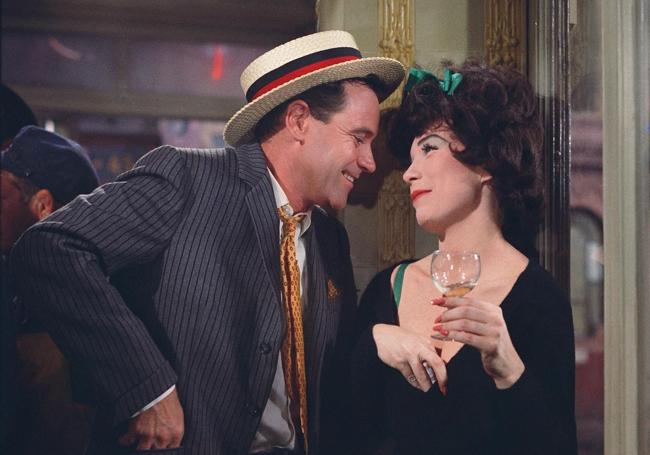 Jack Lemmon y Shirley MacLaine, en una escena de la película «Irma la Dulce»