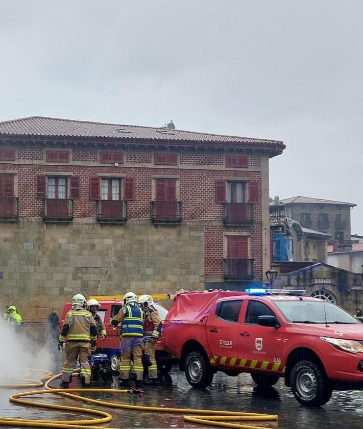 Imagen secundaria 2 - Simulacro de incendio en Pasaia: «¡Hay fuego en San Juan!»