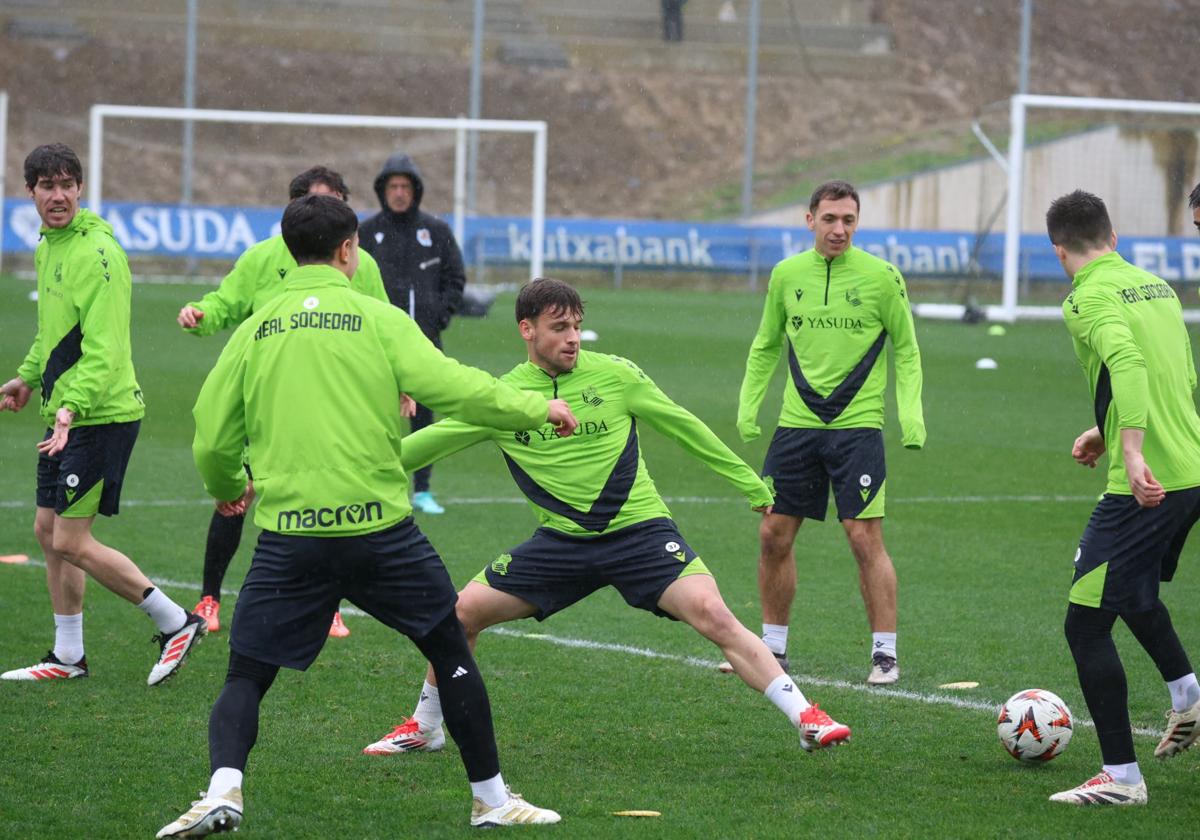 Balda, en el interior del rondo, intenta robar el balón esta mañana en Zubieta.