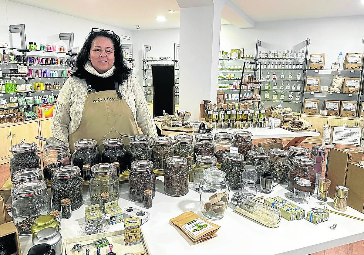 Olga Méndez atiende en Minime, una tienda con productos naturales y sostenibles en Irun.