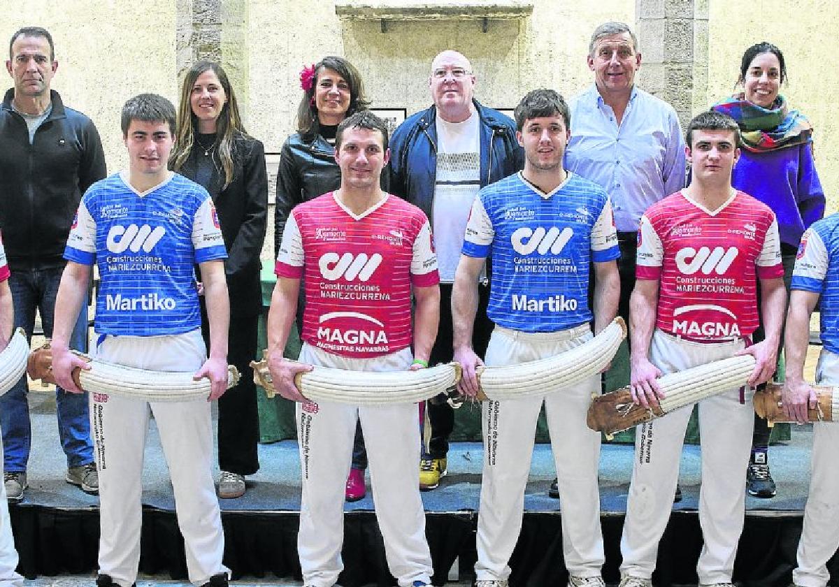 Remontistas, patrocinadores y organizadores en la presentación.