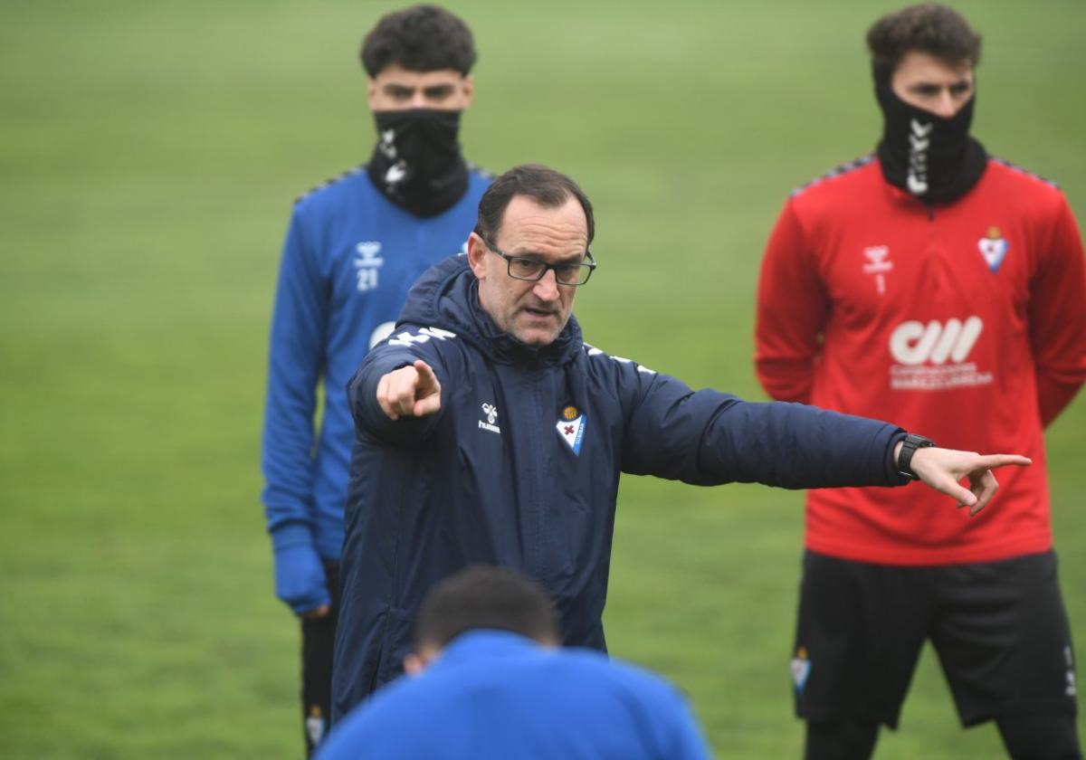 Joseba Etxeberria, el técnico del equipo armero, da indicaciones durante una sesión de entrenamiento en Atxabalpe.