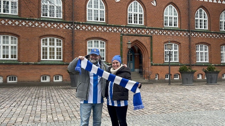 Iñaki y Amaia, aficionados de la Real en la ciudad danesa de Herning.