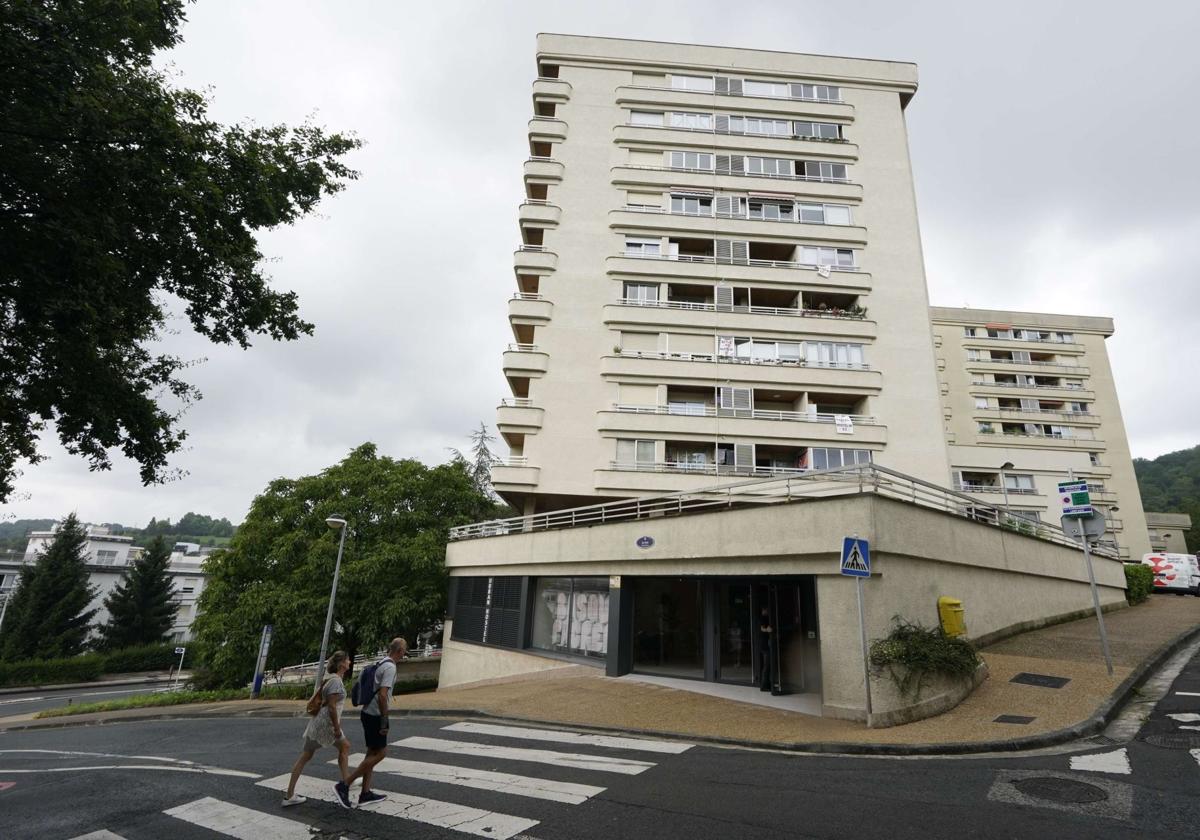 El hostel está situado en la zona de Pakea, entre los números 15 y 21 del paseo de Arriola.