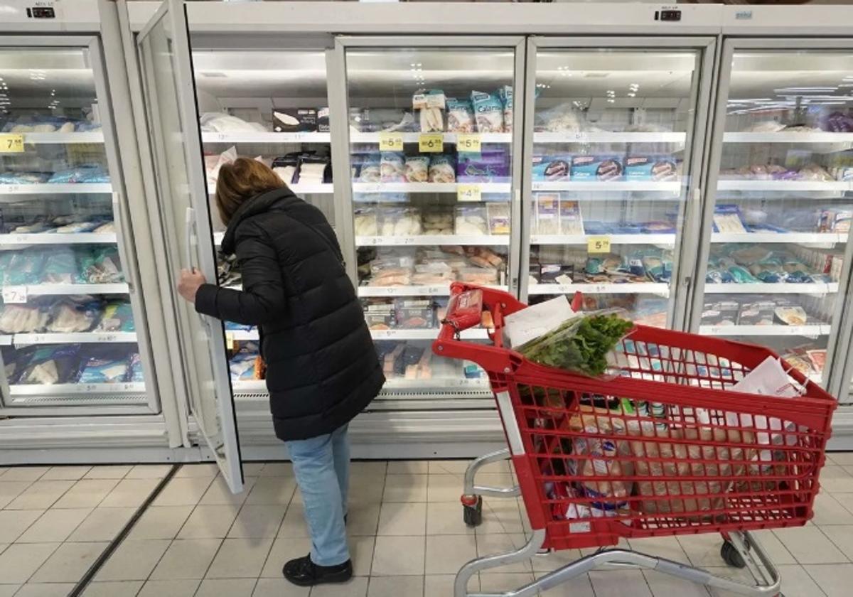 UJna mujer realiza la compra en un supermercado.