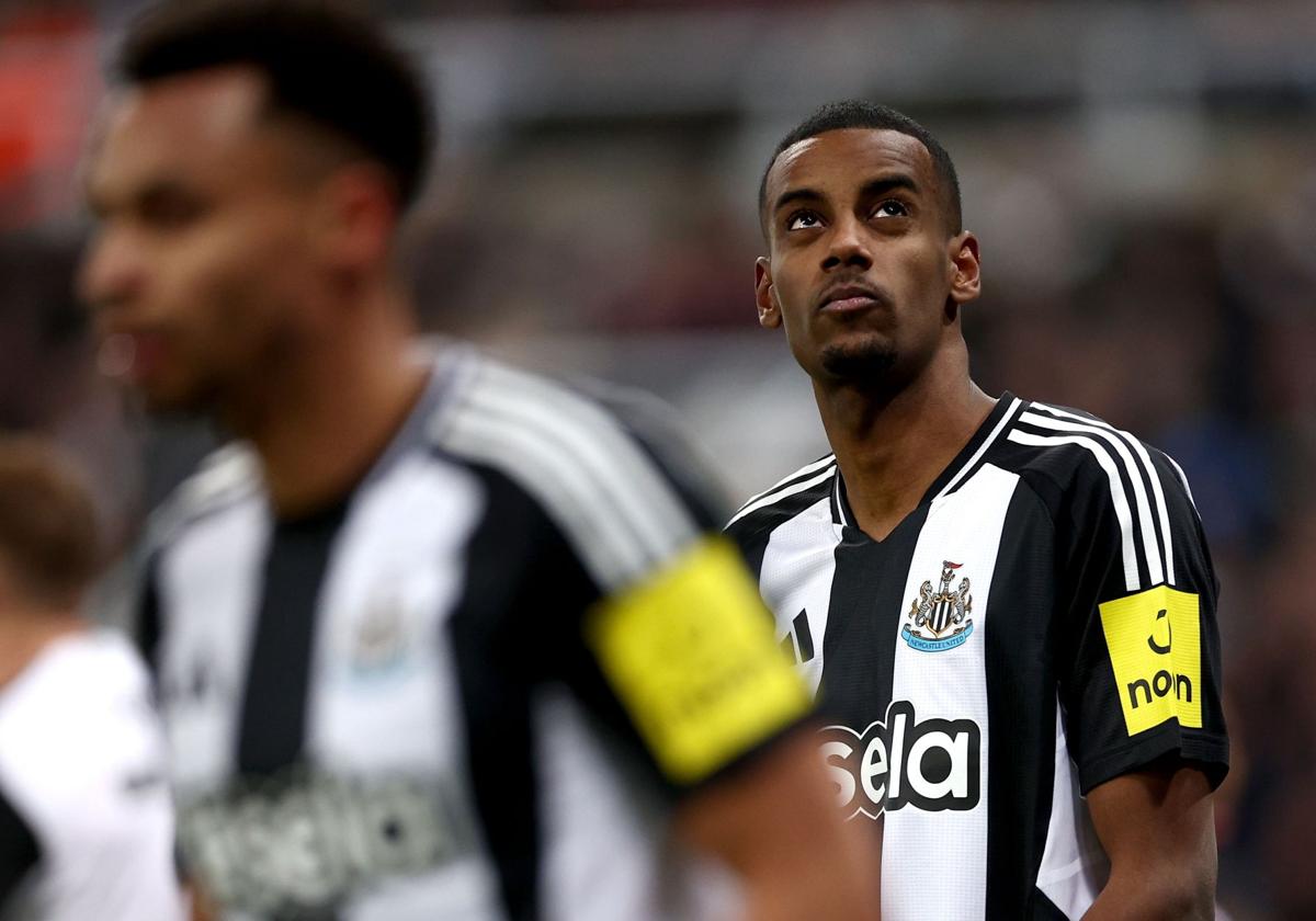 Alexander Isak, en un duelo de esta temporada con el Newcastle.